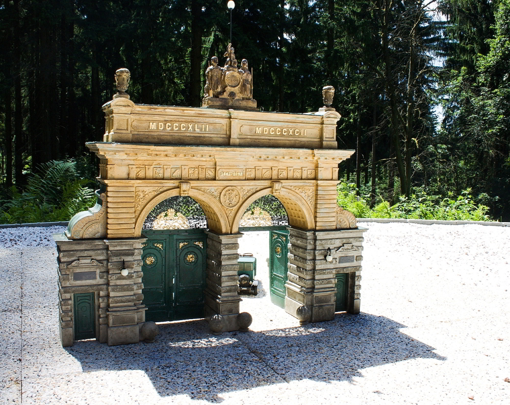 Eingangstor zur Brauerei Prazdroj in Pilsen (Modell im Park Boheminium)