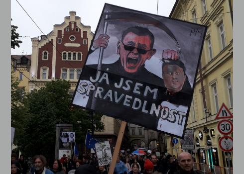 Andrej Babiš als Sensenmann. „Ich bin die Gerechtigkeit“ steht auf dem Plakat.