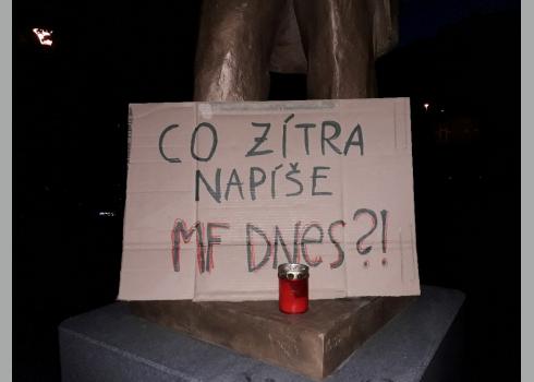 Bis in die tiefe Nacht liefen durch Prag die Demonstranten mit ihren Plakaten. "Was werdet ihr morgen schreiben MF Dnes?!"
