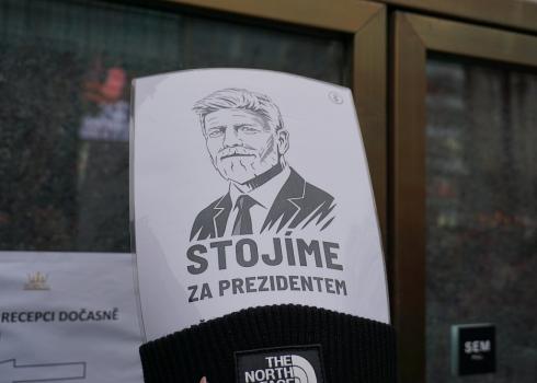 "Wir stehen hinter dem Präsidenten" steht auf dem Plakat.