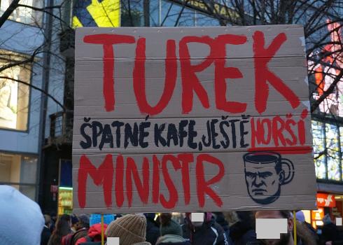 Das Plakat ist eine eine spöttische Kritik – „Turek als Minister ist noch schlimmer als schlechter Kaffee"