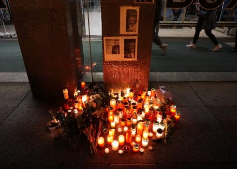 Auch vor dem Kasseneingang am Nationaltheater zünden Menschen spontan Kerzen für Gott an. Foto: Kountouroyanis