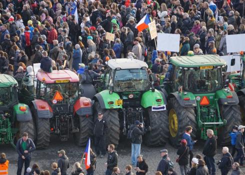 Ebenfalls reisten Bauern mit ihren Traktoren zur Demonstration an. Foto: K. Kountouroyanis