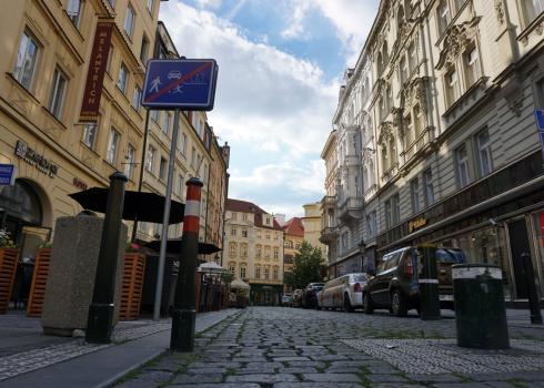 Durch diese Durchgangsstraße zwischen dem Wenzelsplatz und dem Altstädter Ring zogen jährlich vermutlich Millionen Touristen. Prag hatte insgesamt ca. 10 Millionen Touristen pro Jahr. Foto: K. Kountouroyanis