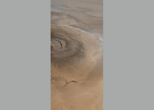 Olympus Mons ist der (bislang) höchste (bekannte) Berg im Sonnensystem. Er ist 27 Kilometer hoch.