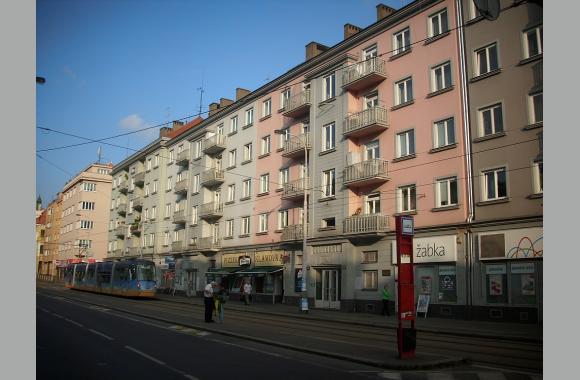 In diesem schlichten Haus (orange) an der Tram-Haltestelle Klamovka lebte Lenka Reinerová bis zu ihrem Tode.
