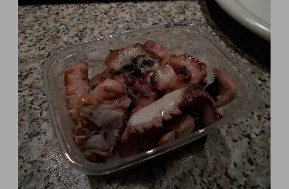 Dies ist Oktopus in Öl. Ich empfehle ihn für den sog. griechischen Bauernsalat zu verwenden.